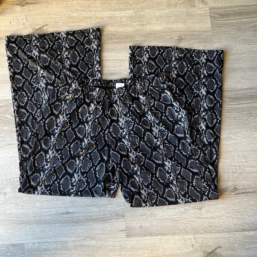 Some super stretchy pants. Flare at bottom. Size medium smoke free home